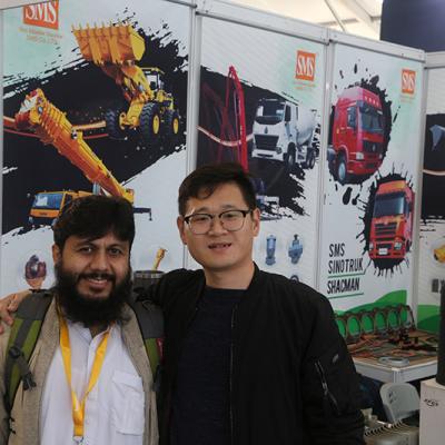 ग्राहकों की ग्रुप फोटो